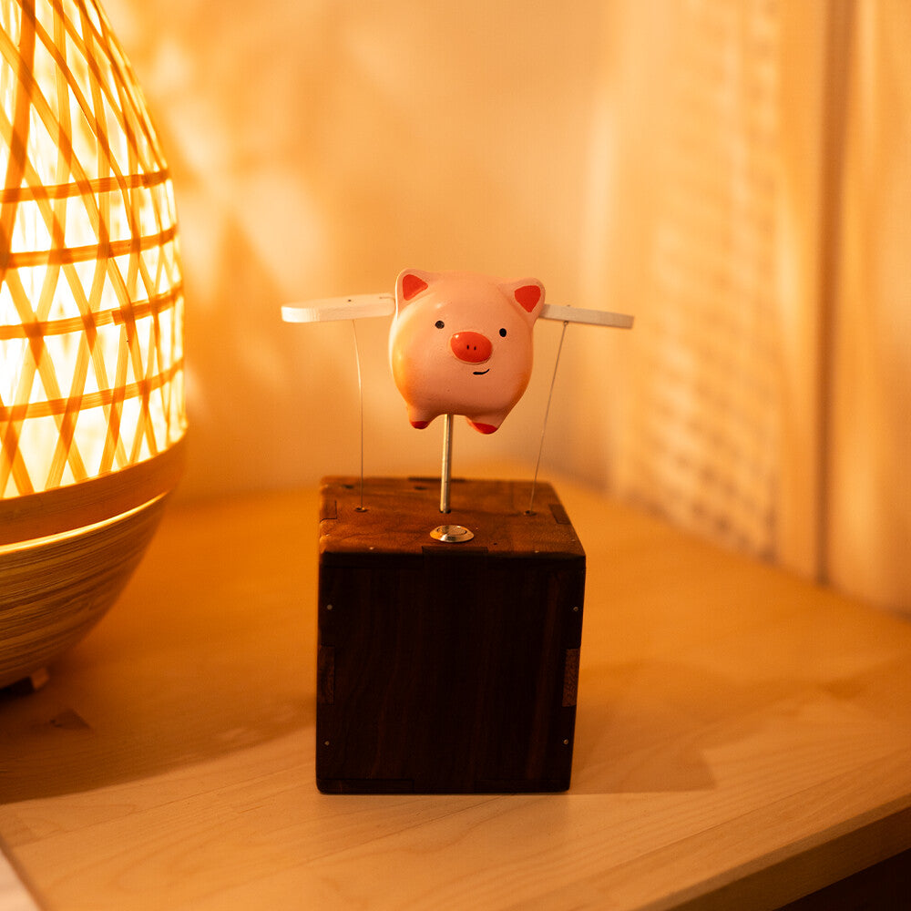 Handgefertigter fliegender Schweinchen-Automat aus Holz