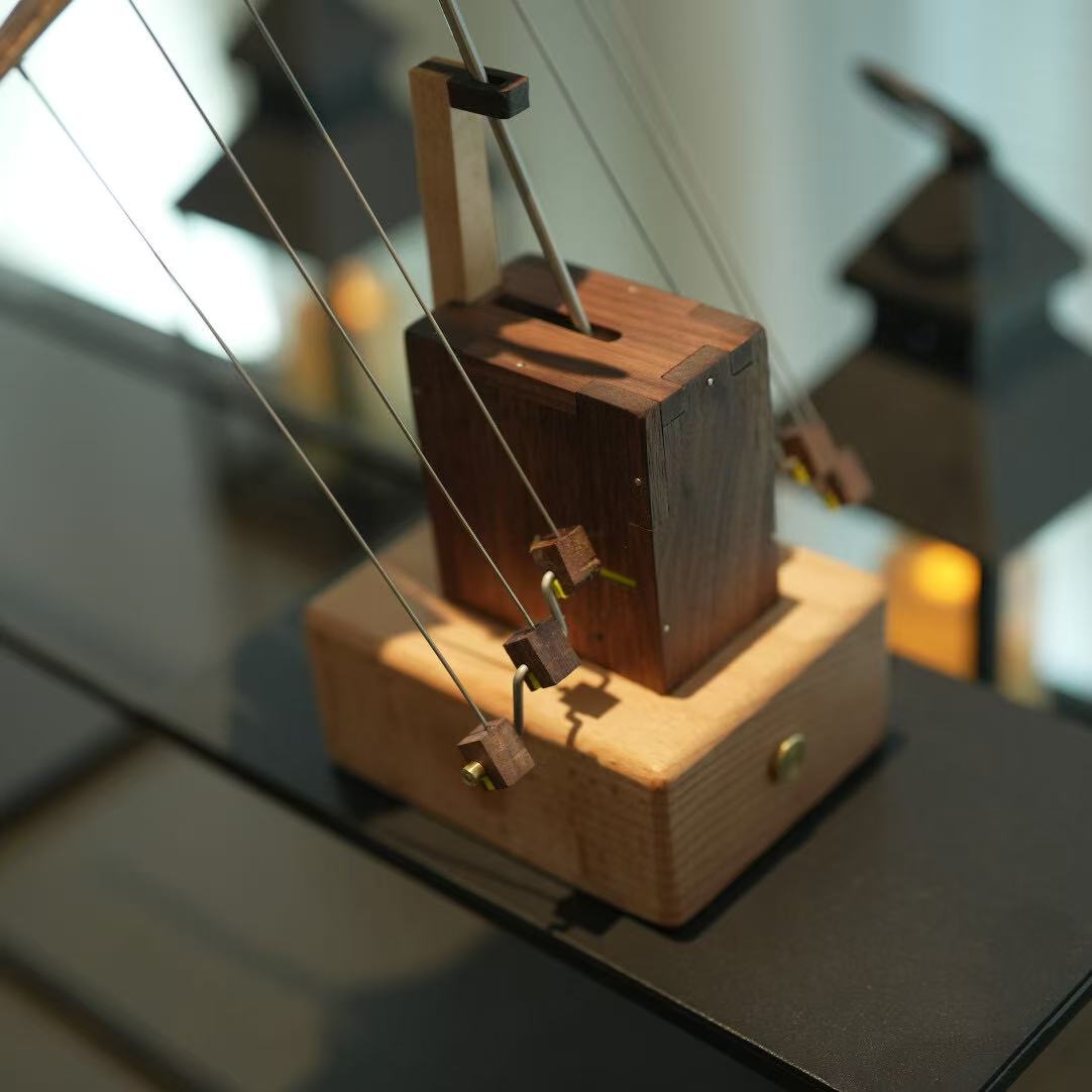 Handgefertigter Mantarochen-Automat aus Holz