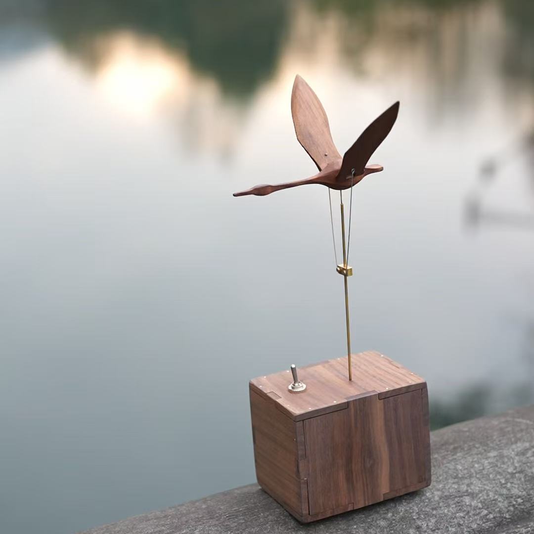 Cygne automate en noyer fabriqué à la main : une œuvre d'art élégante pour le bureau et la décoration intérieure