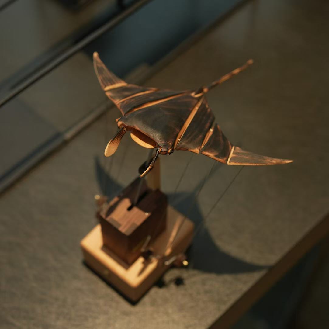 Handgefertigter Mantarochen-Automat aus Holz