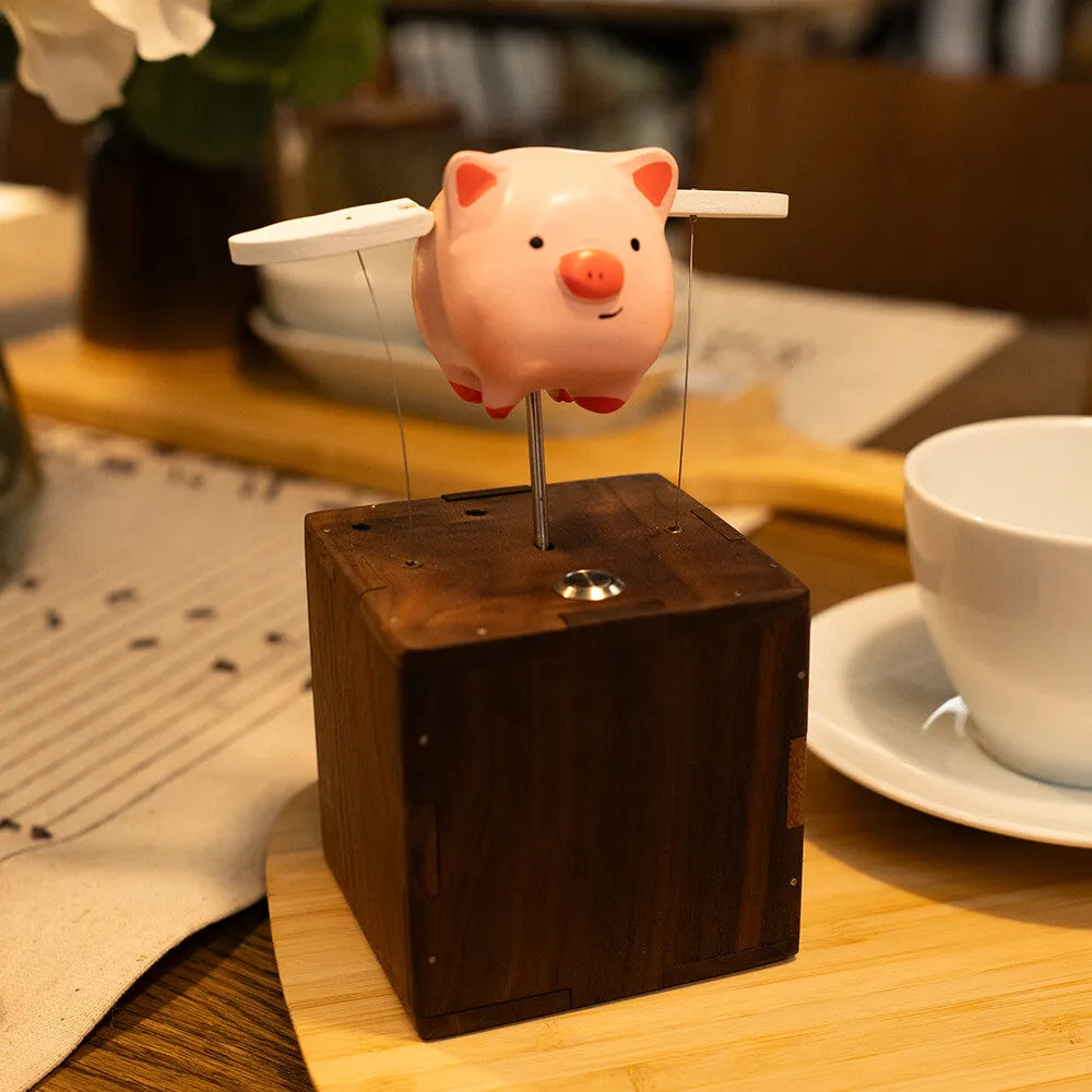 Handgefertigter fliegender Schweinchen-Automat aus Holz