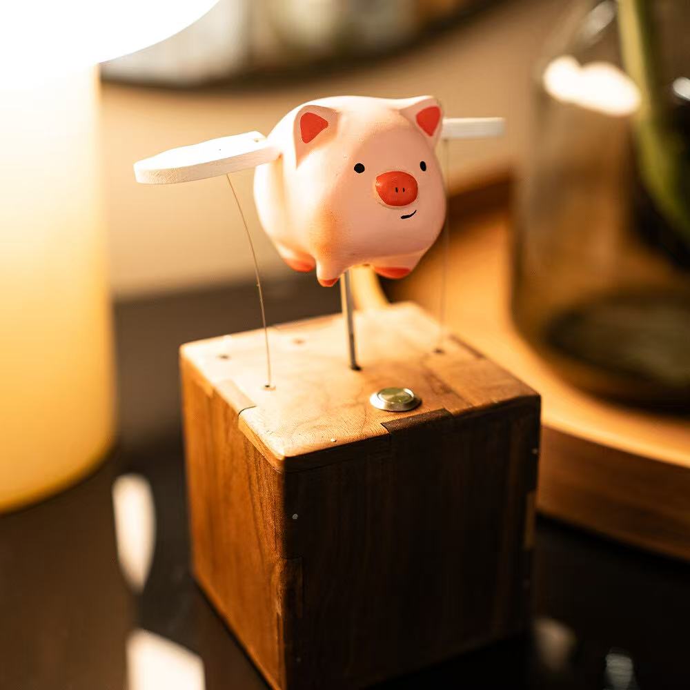 Handgefertigter fliegender Schweinchen-Automat aus Holz